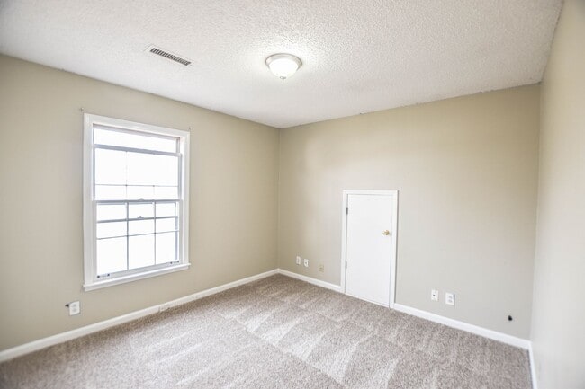 Building Photo - Centrally Located Three Bedroom!