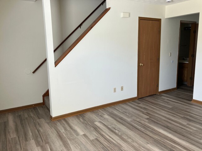 Building Photo - Troy Crossing - 2 Bedroom & 1.5 Bath Townh...
