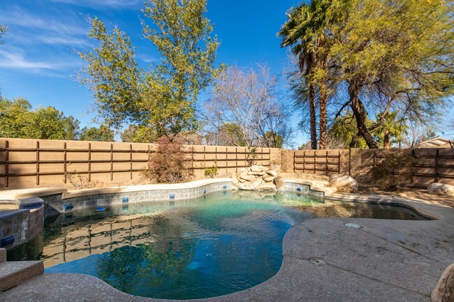 Building Photo - Single story home with Pool, Jacuzzi, 3 be...