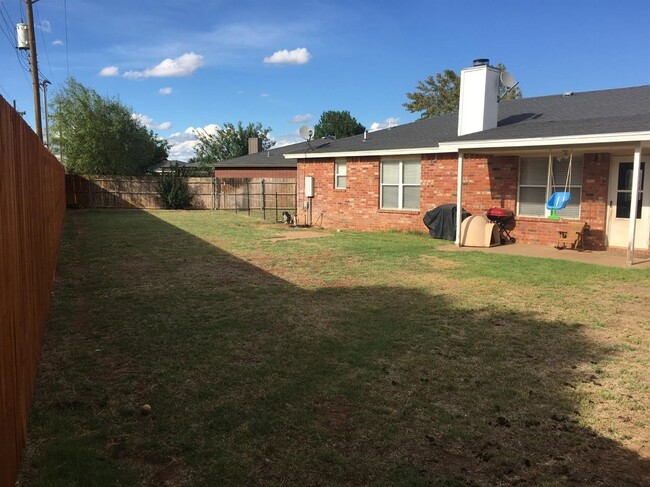 Building Photo - Available JULY 1st! Beautiful clean open concept home!