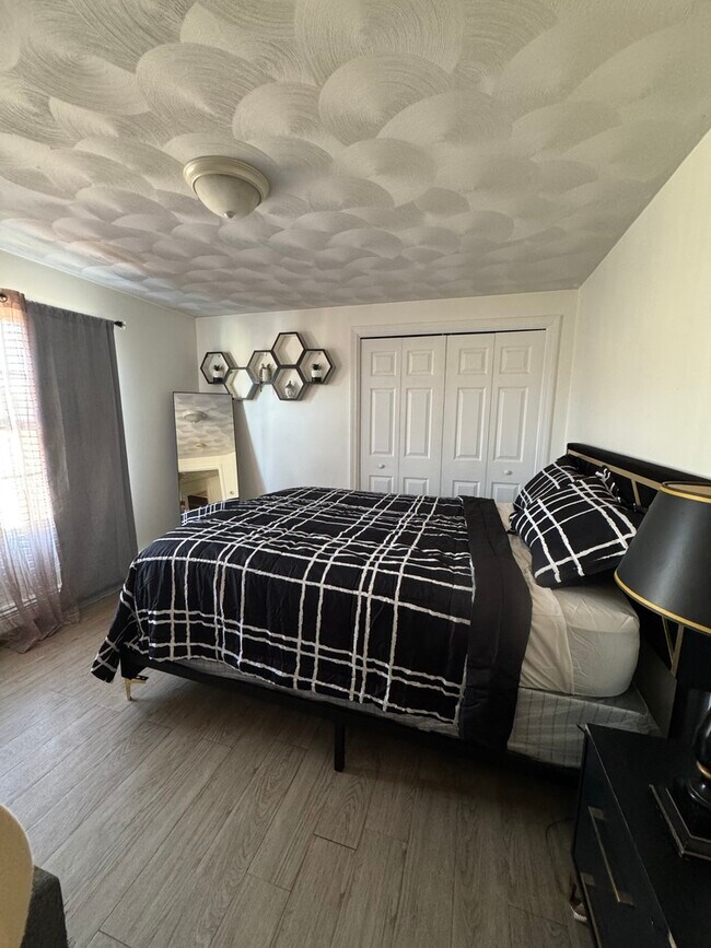 Building Photo - Spacious 2-Bedroom, 1.5-Bath Main-Floor Home in Providence