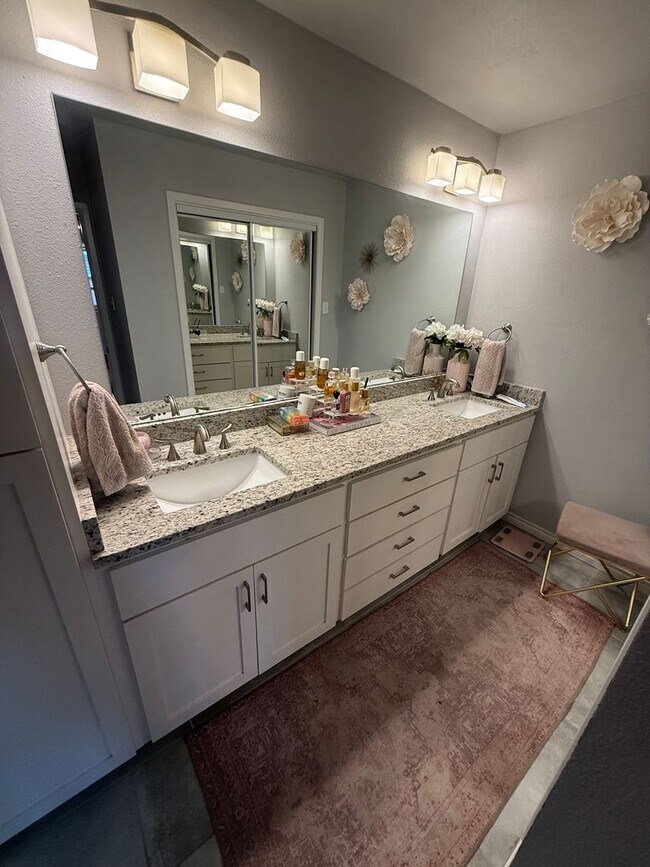 Building Photo - PRE LEASING for Fall 2026! 5 bedroom 3 bath Home!