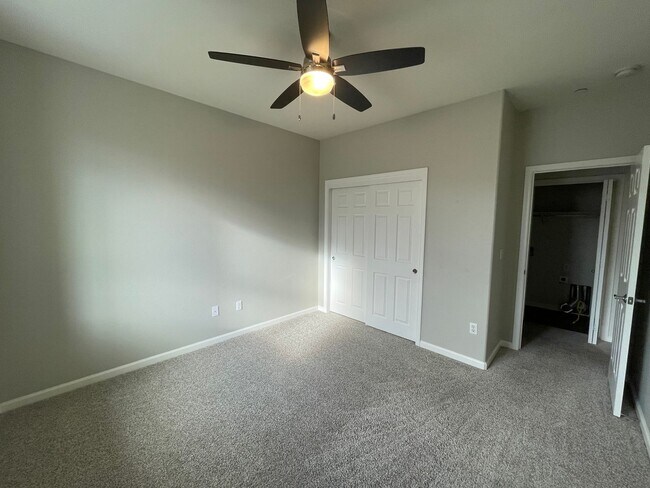 Building Photo - Nice Townhome w/ Detached Garage, Granite ...