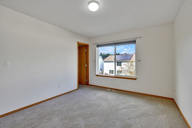 Building Photo - 4 BED & 2.5 SINGLE FAMILY HOUSE FOR RENT