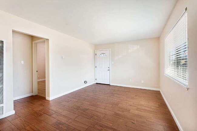 Building Photo - 160 Cathcart Ave