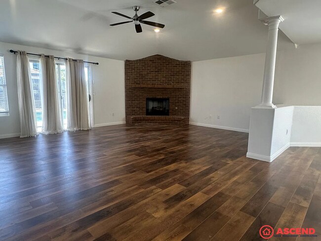 Building Photo - Spacious 3BD/2.5BA Home in Bakersfield's 93311 — HOA Community, Pool, Fireplace, Garage & Small P...