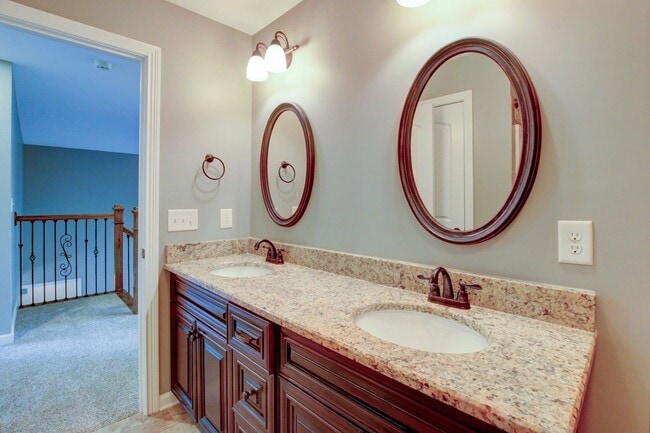 Building Photo - Executive Home on Cul de sac off exit 8.  Hurry.