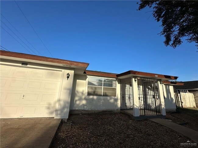 Primary Photo - 11 Cll De Amistad