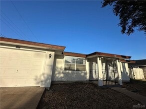 Building Photo - 11 Cll De Amistad