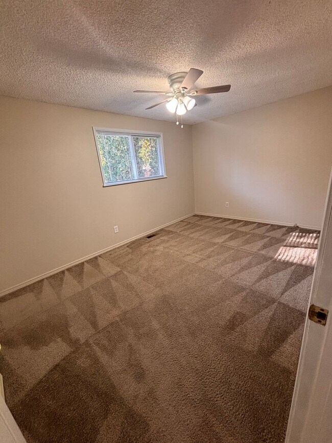 Building Photo - Spacious 4 bedroom 2 bath Home in North Al...