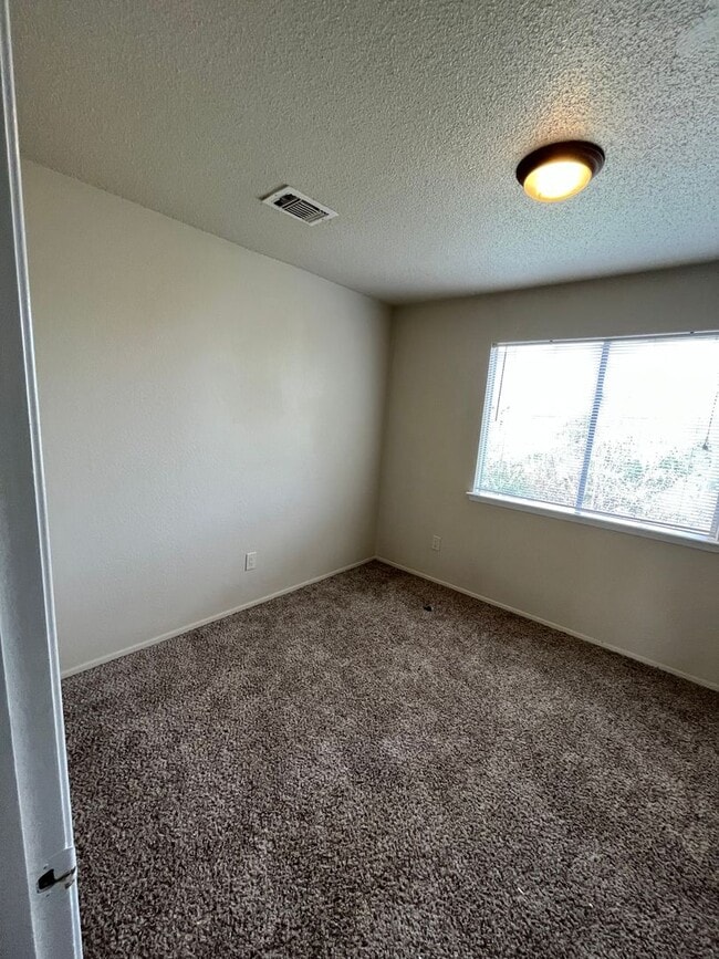 Building Photo - PREALEASING FOR APRIL! 3 bedroom with Patio Great for Entertainment!