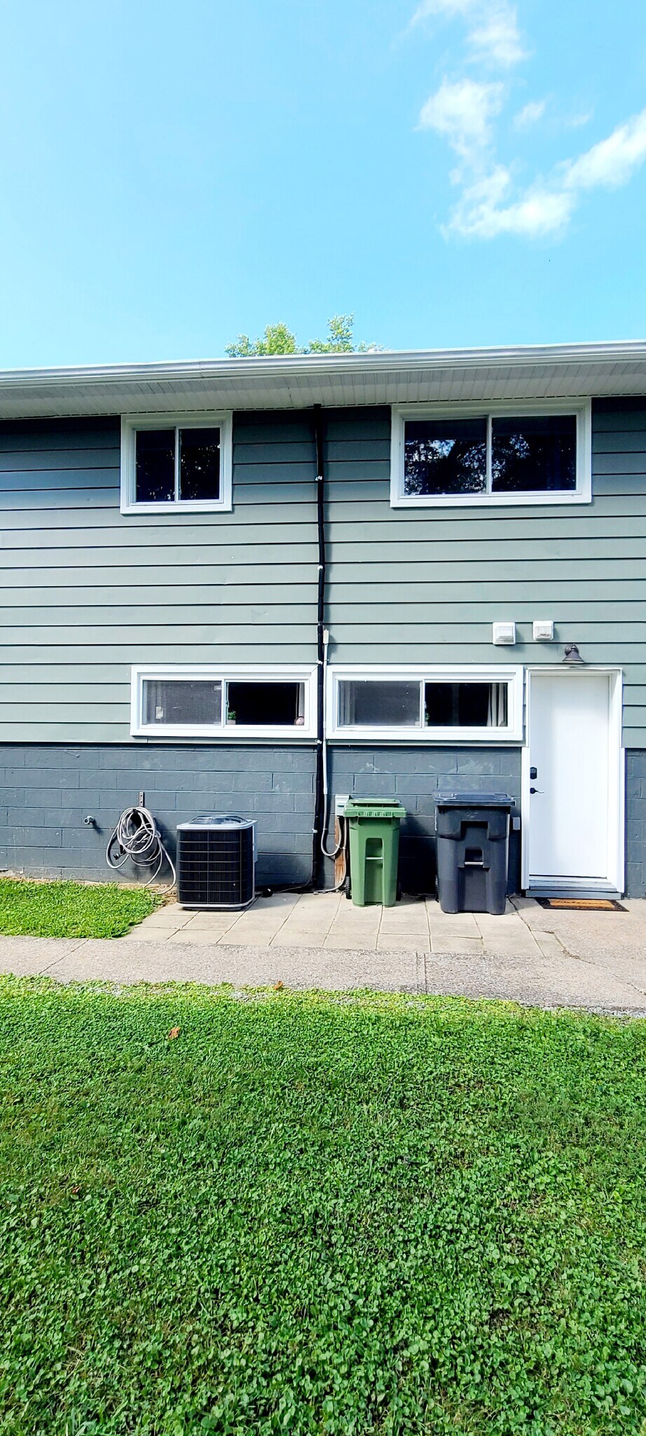 Building Photo - 496 Lawnview Dr