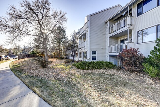 Building Photo - 2 Bedroom 2 Bath End Unit Condo with covered parking!