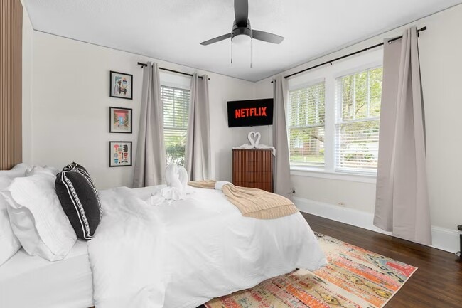 Building Photo - Contemporary Cove Duplex