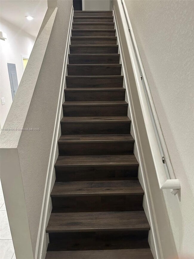 Building Photo - 392 NW 11th Ct