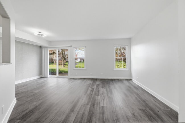 Building Photo - 1941 Quaker Hollow Ln