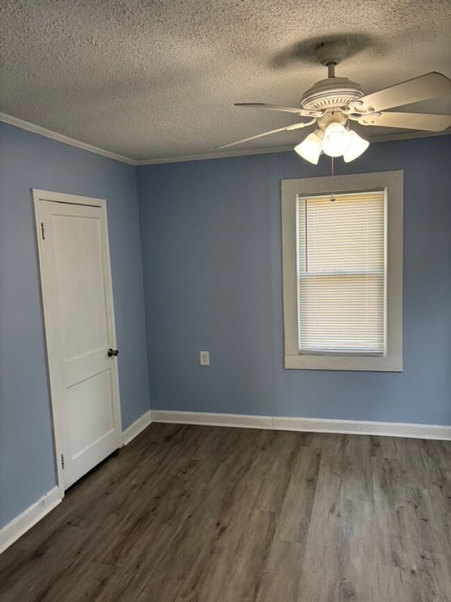 Building Photo - 2 BED 1 BATH HOME