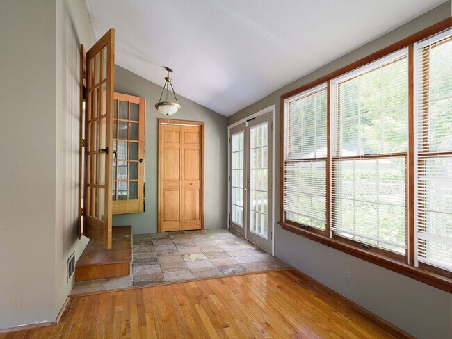 Building Photo - Charming and spacious 4-bedroom, 2 full ba...