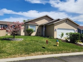 Building Photo - Terraced Estates 3br, 2ba, Dbl garage, Central air