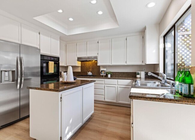 Building Photo - Updated Townhome in Sought After Walnut Cr...