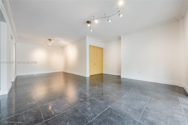 Building Photo - 650 Valencia Ave