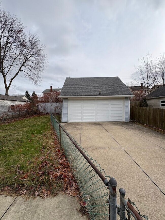 Building Photo - Three bedroom 1 1/2 bathroom home for rent