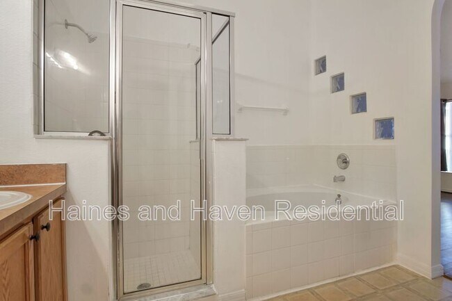 Building Photo - 990 Kenbar St