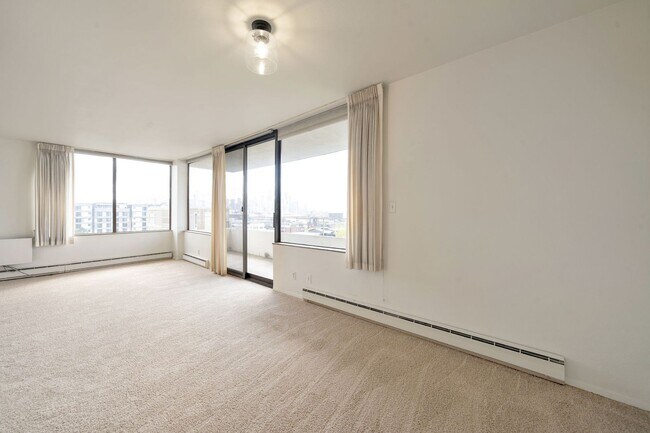 Building Photo - Stunning Queen Anne south slope condo with parking