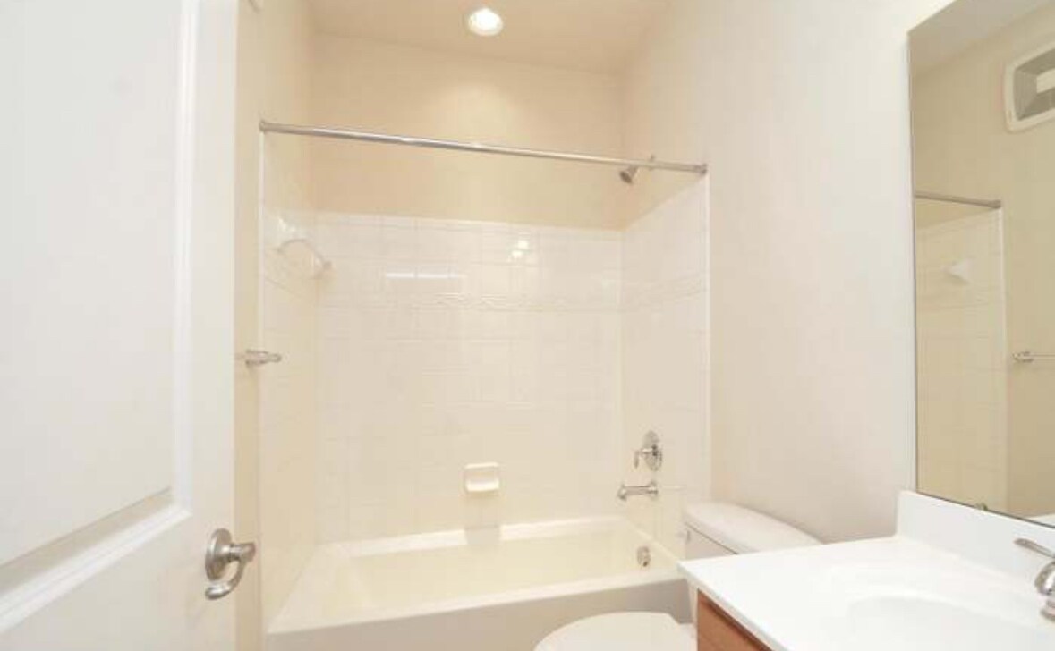 Building Photo - 904 Hall Station Dr