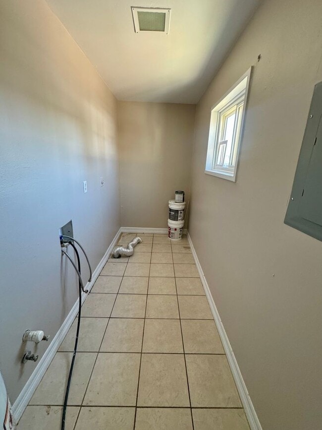 Building Photo - Updated 3 bedroom Centrally Located