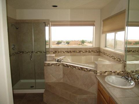 Building Photo - Large 4 Bedroom House in La Cueva District