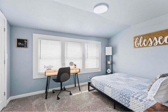 Building Photo - 1547 N Elgin Ave