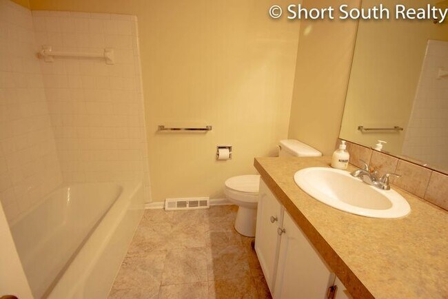 Building Photo - Rockford 4 bed 2.5 bath single family home.