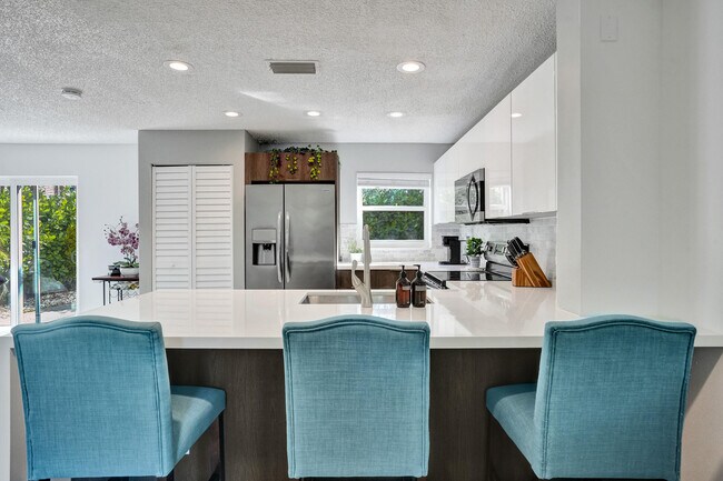 Building Photo - 9841 NW 9th Ct