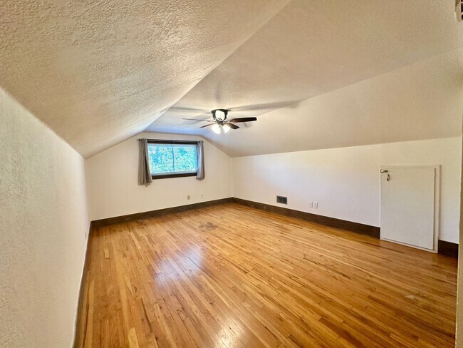 Building Photo - 5719 Fairview Dr
