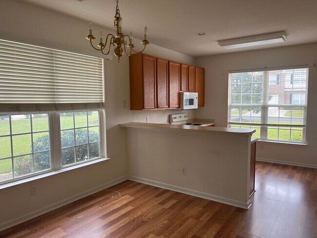 Building Photo - Gorgeous 3 Bedroom townhome in Carolina Fo...