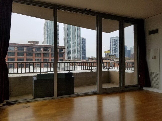 Building Photo - Extra Spacious Corner 1 Bed Condo set in Chicago's Desirable West Loop Neighborhood! Ready 6/1!