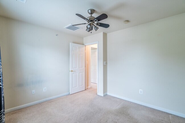 Building Photo - Bright And Spacious 3 Bed 2.5 Bath End-Uni...
