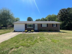 Building Photo - Freshly painted 3 bedroom 1.5 bath house with very large yard!  Pet Friendly!