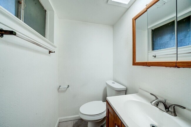 Building Photo - 6331 Oaknut Dr