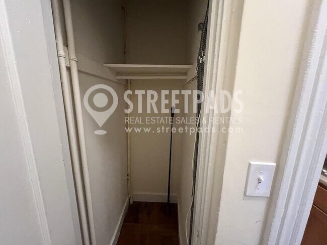 Building Photo - bedroom in Boston MA 02215