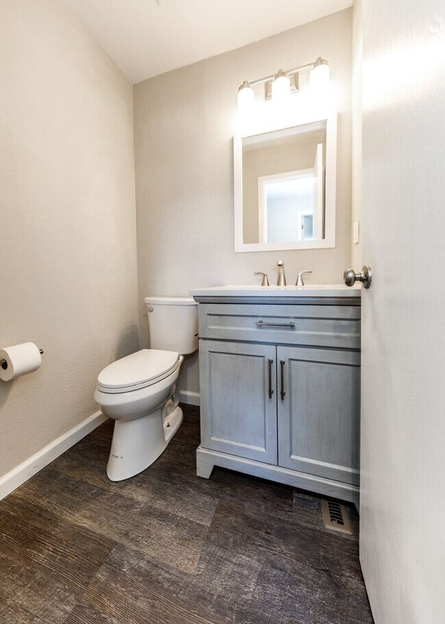 Building Photo - Charming 3 Bed Home Centrally located, Lar...