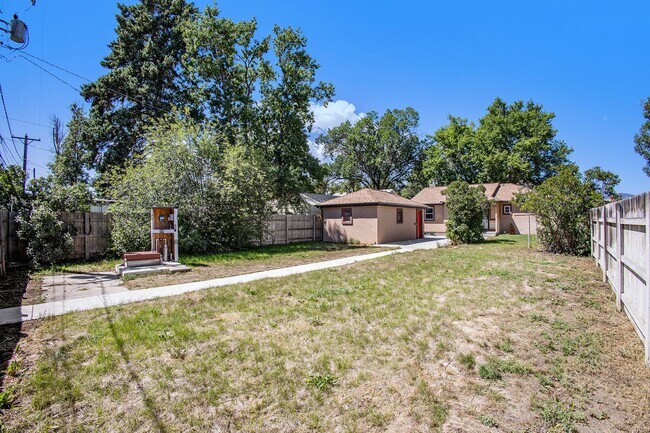 Building Photo - 2215 N Corona St