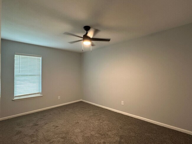 Building Photo - Ready for move in