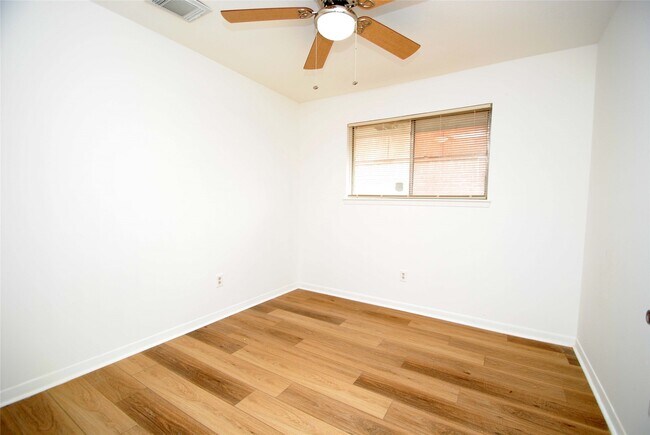 Building Photo - 2135 Bunzel St