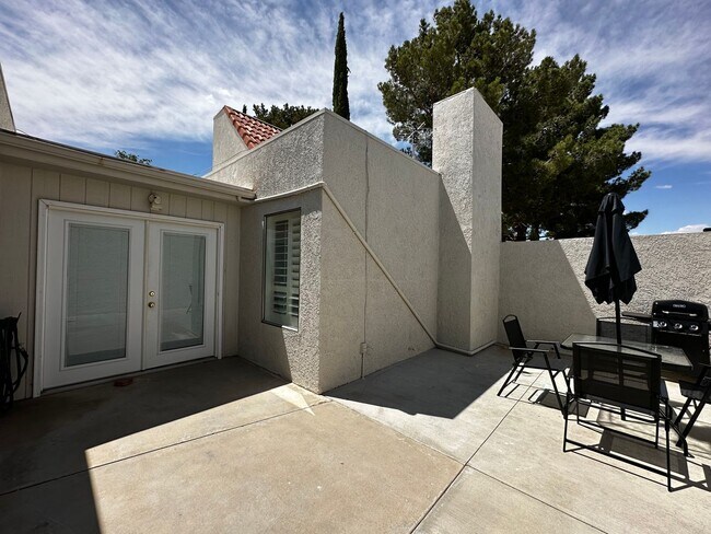 Building Photo - Furnished 3 Bedroom Condo across from Golf...