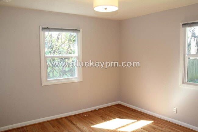 Building Photo - 2 Bed, 1 Bath Home Near Park Rose City Gol...