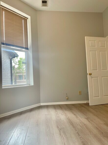 Building Photo - 4823 S Champlain Ave