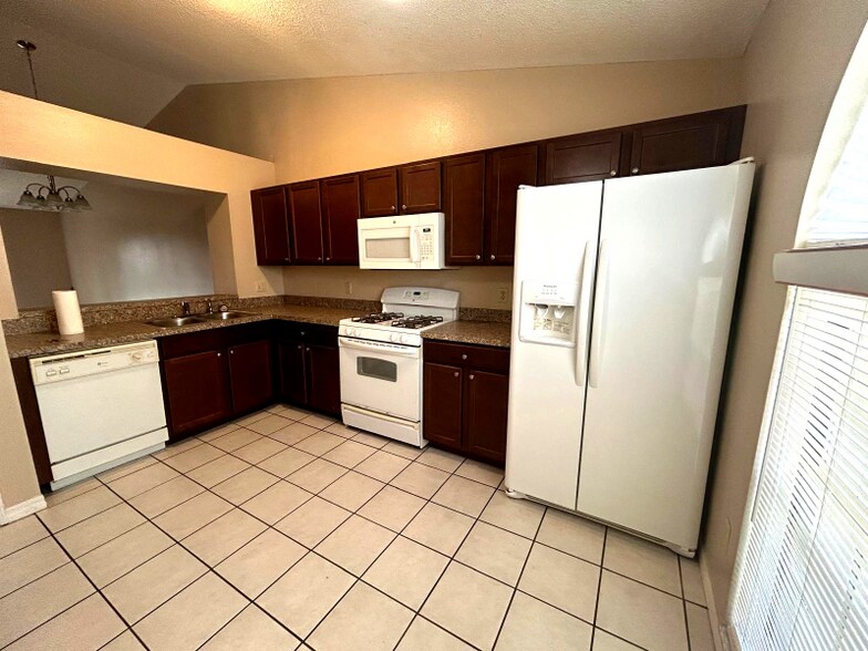 Building Photo - 3112 Headdress Dr