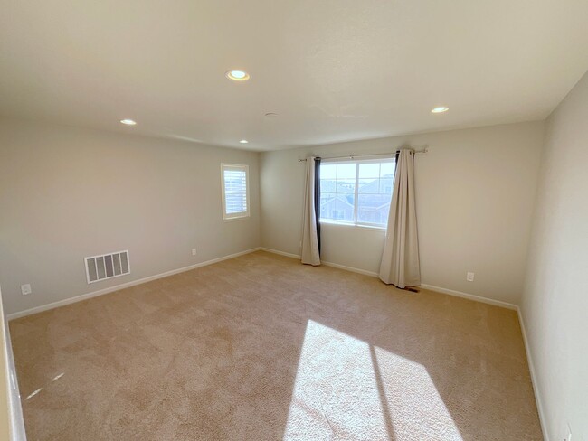 Building Photo - 2 Master Suite Townhome Available Near Voy...